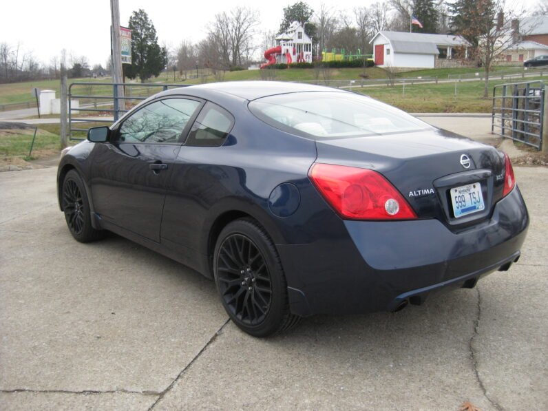 
								2011 Nissan Altima 2.5 S 6M/T Coupe full									