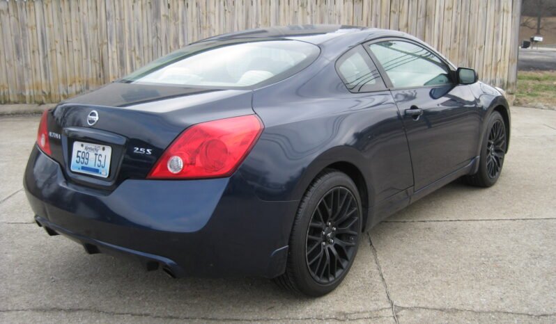 
								2011 Nissan Altima 2.5 S 6M/T Coupe full									