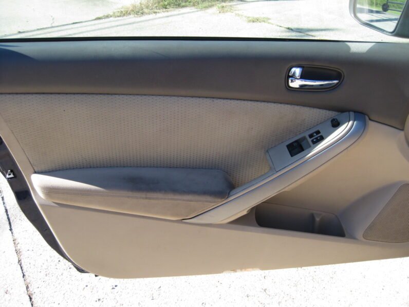 
								2011 Nissan Altima 2.5 S 6M/T Coupe full									