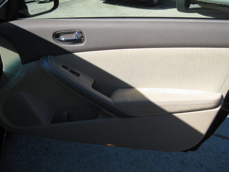 
								2011 Nissan Altima 2.5 S 6M/T Coupe full									