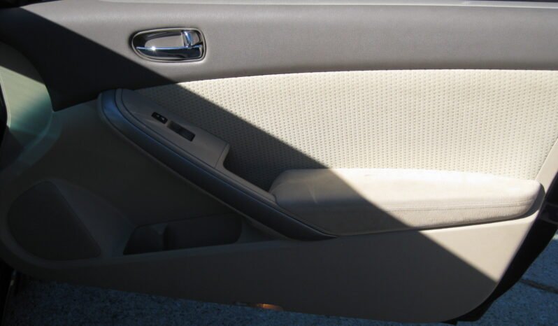 
								2011 Nissan Altima 2.5 S 6M/T Coupe full									