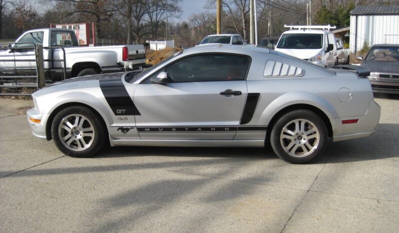 
								2005 Ford Mustang GT 4.6L full									