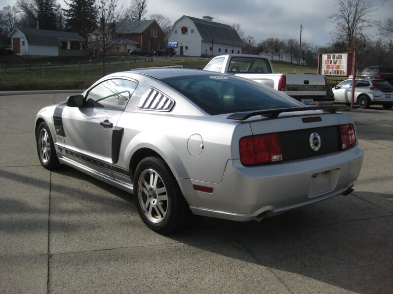 
								2005 Ford Mustang GT 4.6L full									