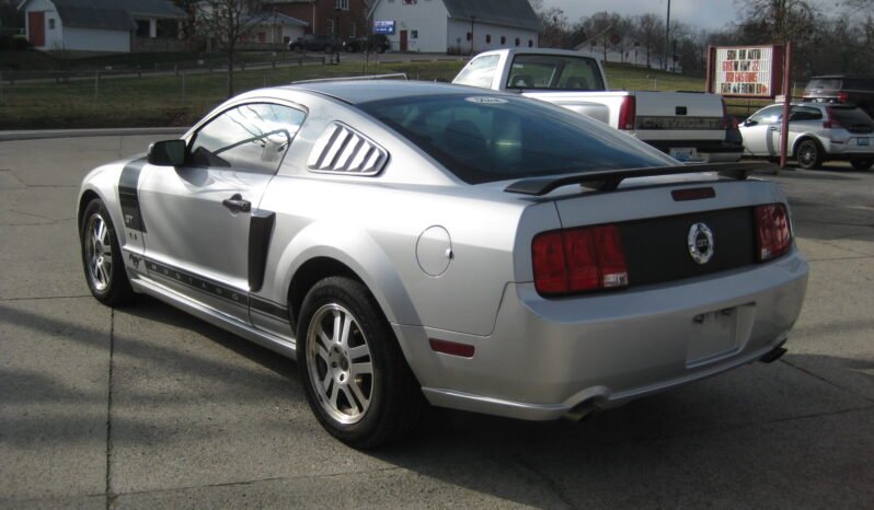 
								2005 Ford Mustang GT 4.6L full									