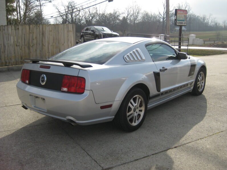 
								2005 Ford Mustang GT 4.6L full									