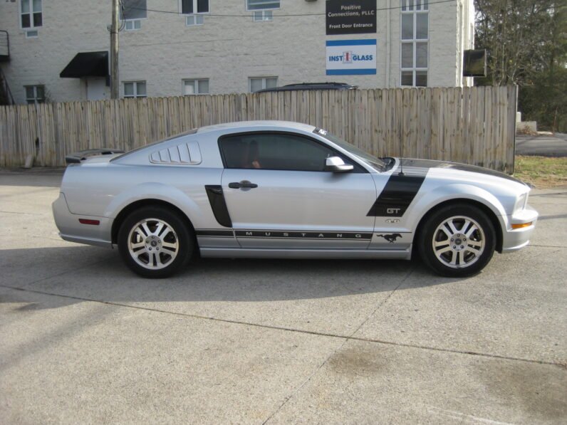 
								2005 Ford Mustang GT 4.6L full									