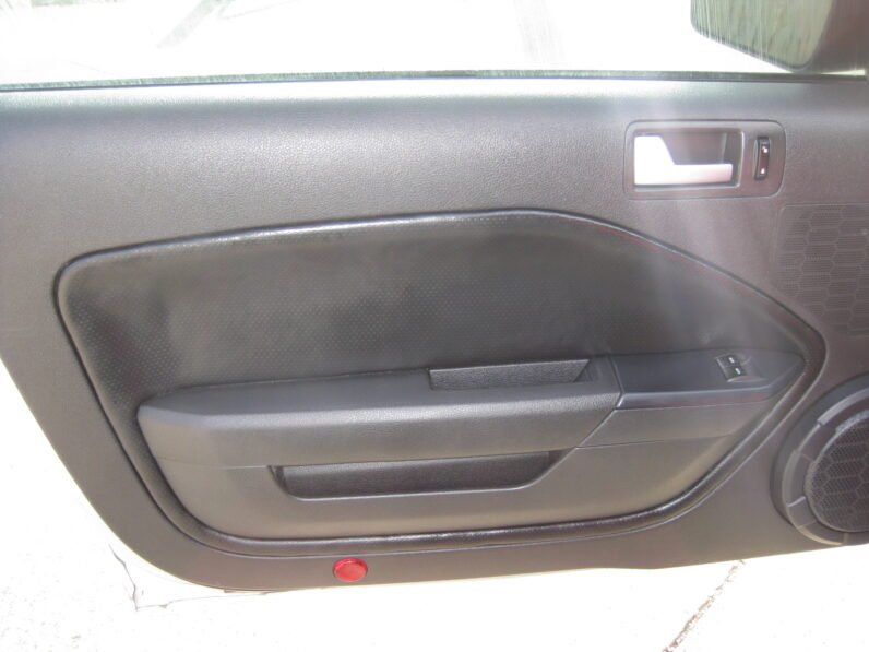 
								2005 Ford Mustang GT 4.6L full									