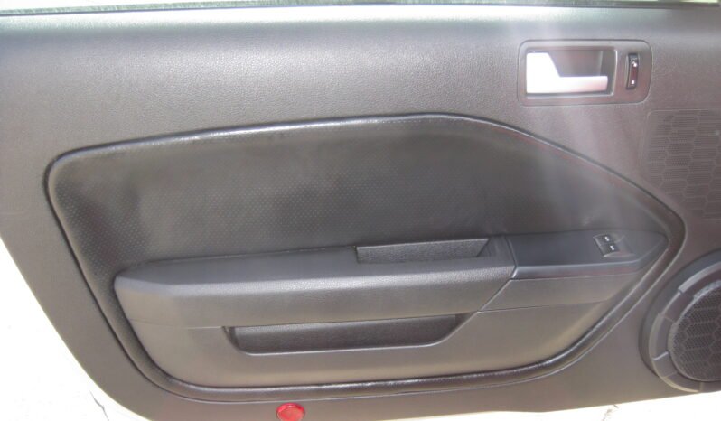 
								2005 Ford Mustang GT 4.6L full									