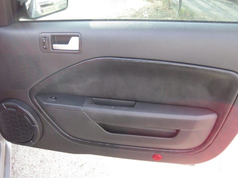 
								2005 Ford Mustang GT 4.6L full									