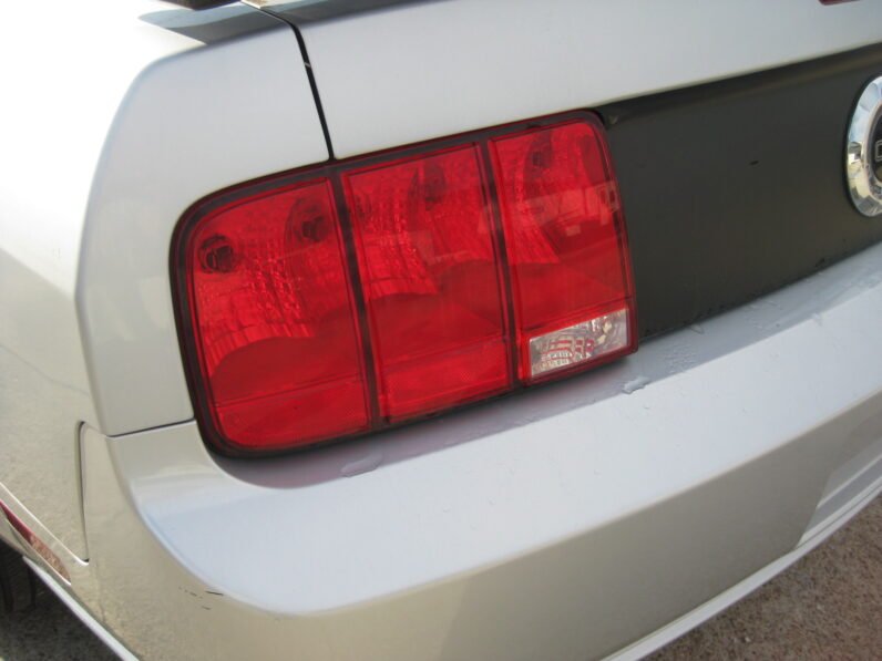 
								2005 Ford Mustang GT 4.6L full									