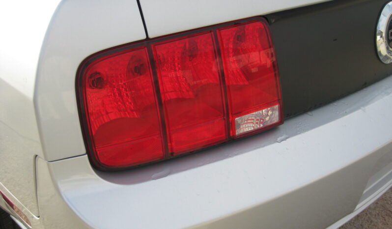 
								2005 Ford Mustang GT 4.6L full									