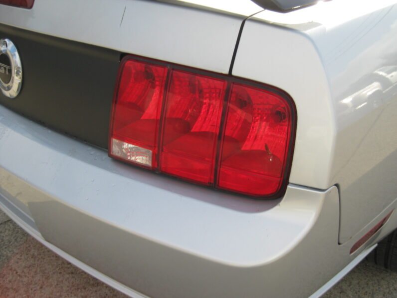 
								2005 Ford Mustang GT 4.6L full									