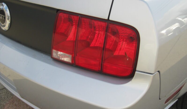 
								2005 Ford Mustang GT 4.6L full									