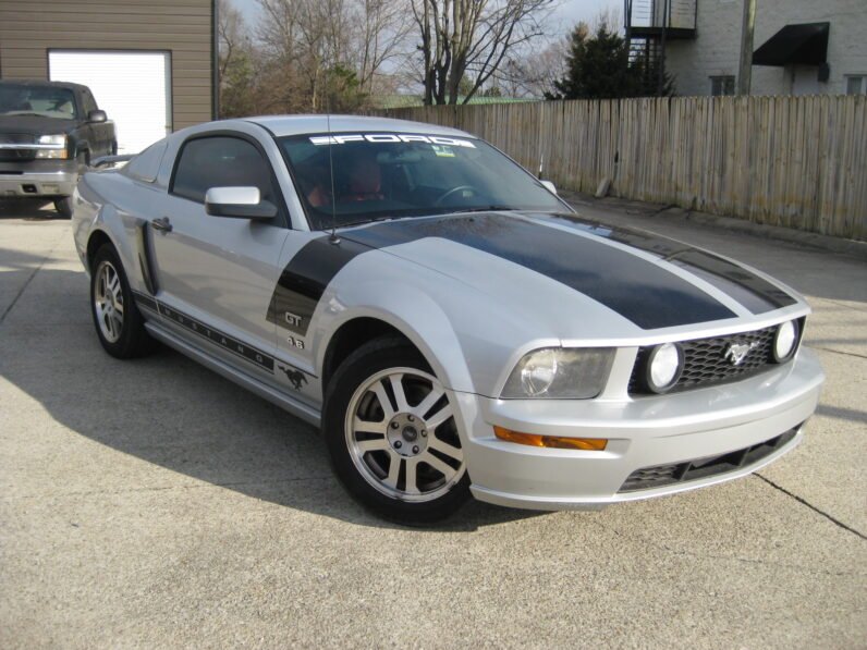 
								2005 Ford Mustang GT 4.6L full									